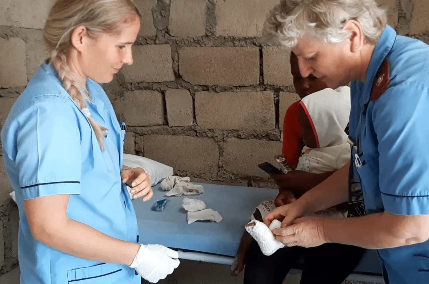 Corianne helpt een patiënt in de El Roï-kliniek